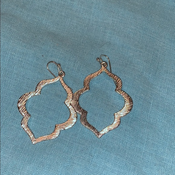 boutique Jewelry - Silver tone trefoil earrings